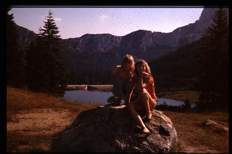 02.PassoRamollo jun 1976 Brigitte,Marion.JPG